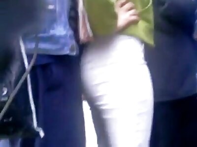 مفتول العضلات تمتد اللاتينية الحمار مع الجنس ولعب افلام سكس محارم اثناء النوم بنات ويضغط عليه في الحفرة الخلفية